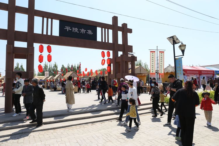 活动最后,采访组一行人车览平陵古城油菜花海,实地感受了平陵城国风